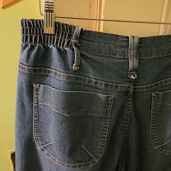 Lee At The Waist Capris - Picture 14 of 14